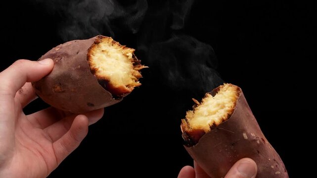 半分に割った焼き芋から湯気が立ち上る4K動画