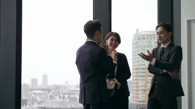 オフィスで会話するビジネスパーソンのグループ