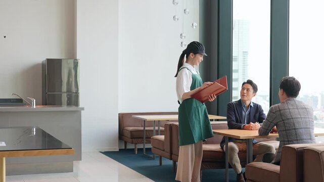 店内で接客する飲食店店員