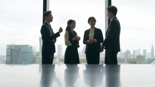 オフィスで会話するビジネスパーソンのグループ