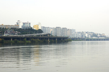 Fototapeta premium This is a view of the Han River on a cloudy day.