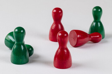 six unsorted wooden game pieces in green and red, two lying down