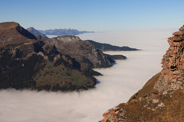 Wie Inseln im Wolkenmeer, Alpenlandschaft über dem nebelbedecktem Thuner See 