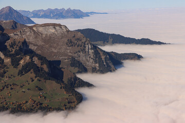Alpengipfel wie Inseln über dem Wolkenmeer; Blick vom Männlichen in Richtung Thunersee