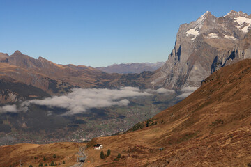 Blick vom Fallbodensee auf Grindelwald mit Wetterhorn
