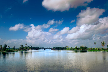 Tropical Backwaters of Kerala, India – Palm-Fringed Reflections and Village Life. Kerala’s iconic backwater landscapes—ideal for editorial, travel, and nature photography focused on eco-tourism. 