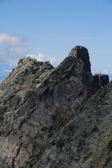 Yari-Hotaka traverse ～ the cliffs of the eastern ridge of the Gendarme seen from the summit of Mt. Okuhotakadake (Trekking in Kamikochi in autumn) / 奥穂高岳山頂前から眺めるジャンダルムの東稜の断崖(秋の上高地をトレッキングする)