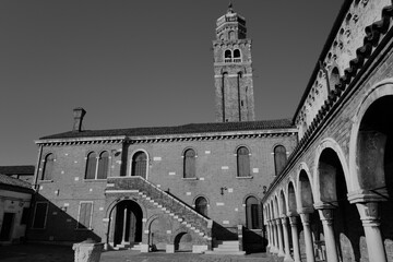 Escalier et campanile : pierre rythm&eacute;e sous arches silencieuses