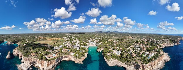 Luftaufnahme der Cala Santanyí mit türkisblauem Wasser, Sandstrand und Booten – traumhafte...