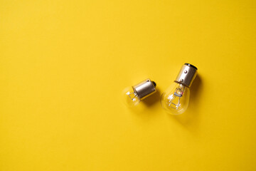 黄色背景に置いてある電球