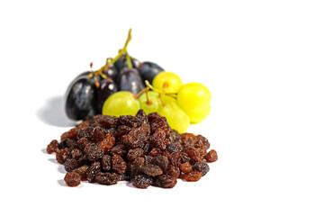Getrocknete Weinbeeren vor weißem Hintergrund