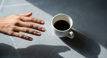 햇빛 아래 놓인 커피 한 잔, 고요한 순간을 담은 따뜻하고 매력적인 사진