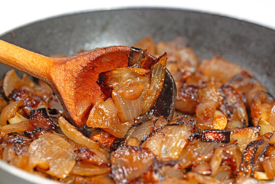 Ger&ouml;stete Zwiebeln in einer Nahaufnahme