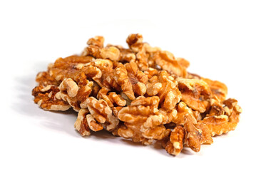 Walnlnusskerne vor einem weißen Hintergrund