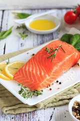 roher Lachs mit oil und gew&uuml;rzen