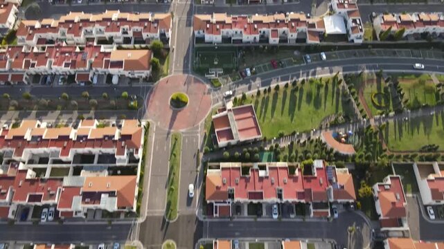 Panor&aacute;mica a&eacute;rea con horizonte monta&ntilde;oso y zona urbana en desarrollo
