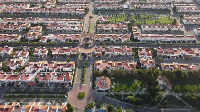 Toma de aproximaci&oacute;n con dron: Transici&oacute;n de campos rurales a zonas de viviendas densas
