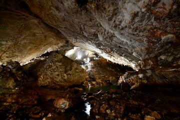 山口の観光地の秋芳洞と秋吉台