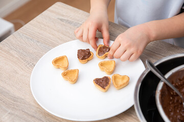 手作りチョコを作る子供