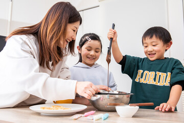 楽しくお菓子作りをする親子