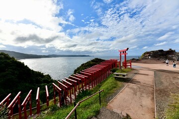 日本の山口の赤の鳥居の元乃隅神社