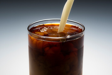 珈琲にミルクを入れる