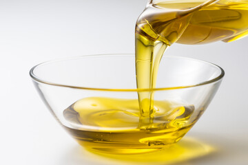 オリーブオイルを器に注ぐ