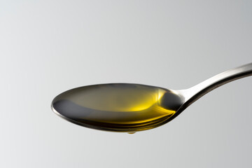 スプーンでオリーブオイルをすくう