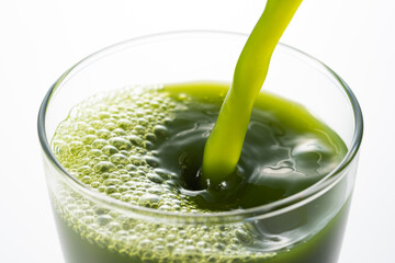 青汁をグラスにいれる