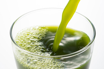 青汁をグラスにいれる