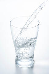 グラスに水をいれる