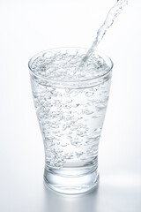 グラスに水をいれる