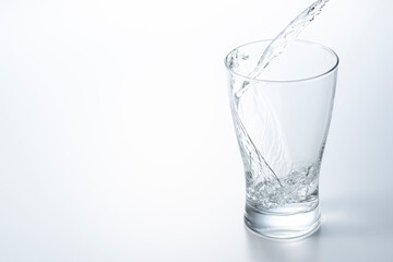 コップに水を注ぐ