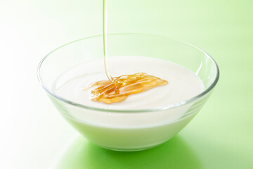 ヨーグルトに蜂蜜をかける
