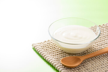 ヨーグルトと木のスプーン