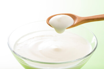 ヨーグルトを食べる