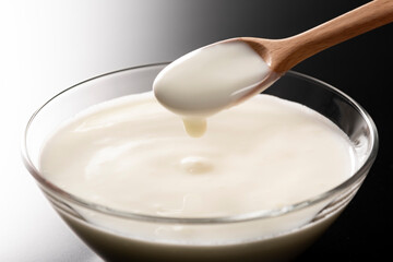 ヨーグルトをスプーンで掬う