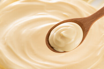 マヨネーズと木製スプーン