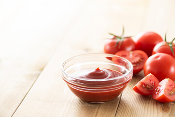 ガラスの器に入ったトマトケチャップとトマト