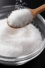 食塩と木のスプーン