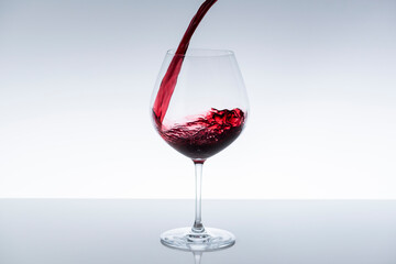 ワインをグラスに注ぎ入れる