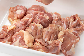 鶏肉に胡椒をかける