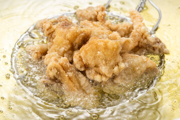 唐揚げを揚げる