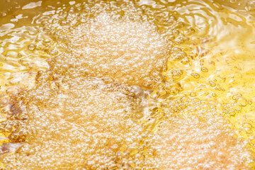 コロッケを揚げる