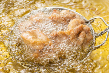 唐揚げを揚げる