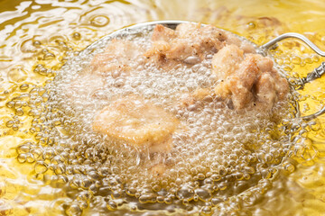 唐揚げを揚げる