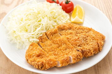 トンカツにソースをかける