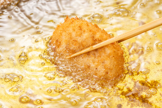 コロッケを揚げる