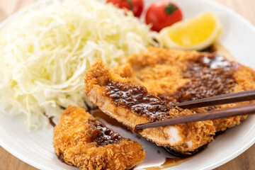 トンカツにソースをかける