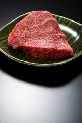 皿にのせたランプ肉